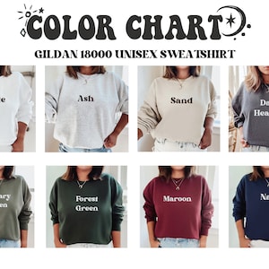 Puede incluir: Tabla de colores de sudaderas unisex Gildan 18000 en ocho colores: blanco, ceniza, arena, gris oscuro, verde militar, verde bosque, granate y azul marino. Cada sudadera se muestra en una persona.