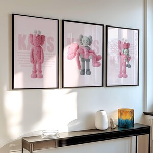 Affiche Hypebeast Toys, figurine d'art mural imprimable, cadeau pour petite amie, téléchargement numérique, ensemble de 3 pièces, décoration, affiche Kaws rose/gris