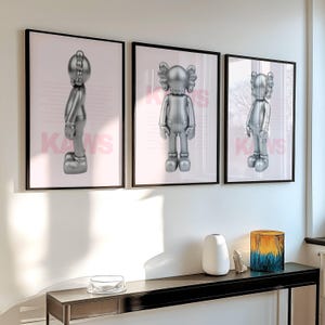 Póster de juguetes Hypebeast, figura para imprimir en la pared, regalo para novia, descarga digital, juego de 3 piezas, decoración, póster rosa/cromado de Kaws