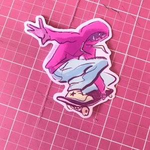 Puede incluir: Una ilustración de una persona haciendo skate, dibujada en rosa y azul. La persona lleva una sudadera con capucha rosa y pantalones vaqueros azules. La tabla de skate tiene ruedas negras y una plataforma negra.