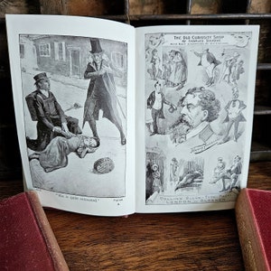 Puede incluir: Una ilustraci&oacute;n en blanco y negro de un libro que representa una escena de "La tienda de antig&uuml;edades" de Charles Dickens. La ilustraci&oacute;n muestra a un hombre con un sombrero de copa y abrigo sosteniendo un bast&oacute;n, una mujer tendida en el suelo y un hombre de pie sobre ella. El texto "Est&aacute; completamente agotada" est&aacute; impreso debajo de la ilustraci&oacute;n.