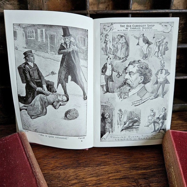 Puede incluir: Una ilustraci&oacute;n en blanco y negro de un libro que representa una escena de "La tienda de antig&uuml;edades" de Charles Dickens. La ilustraci&oacute;n muestra a un hombre con un sombrero de copa y abrigo sosteniendo un bast&oacute;n, una mujer tendida en el suelo y un hombre de pie sobre ella. El texto "Est&aacute; completamente agotada" est&aacute; impreso debajo de la ilustraci&oacute;n.