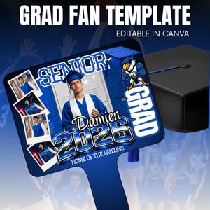 Könnte beinhalten: Ein blaues Abschlussfächer-Template mit dem Text "GRAD FAN TEMPLATE" und "EDITABLE IN CANVA". Der Fächer zeigt ein Foto eines Absolventen, das Wort "SENIOR", den Namen "Damien" und das Jahr "2026". Eine schwarze Abschlusskappe ist ebenfalls zu sehen.