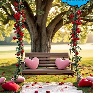 Puede incluir: Un telón de fondo digital que presenta una hamaca de madera con almohadas en forma de corazón rosa, rodeada de pétalos de rosa roja y vegetación. La hamaca está colgada de un gran árbol con rosas rojas trepando por el tronco. El texto "6 Free Digital Images Included" está en un bocadillo de diálogo sobre la hamaca. El texto "DIGITAL BACKDROP" está en la parte inferior de la imagen.