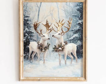Può includere: Una stampa d'arte incorniciata intitolata DREAM RECREATIONS raffigurante due cervi bianchi con palchi dorati testurizzati in una foresta innevata. Ogni cervo indossa una ghirlanda di pigne e verde attorno al collo su uno sfondo di alberi invernali.