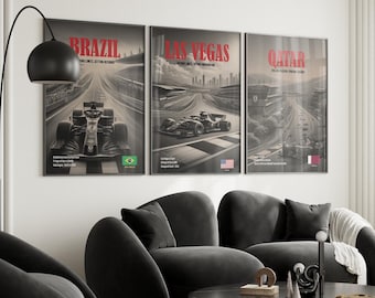 Puede incluir: Tres pósteres verticales enmarcados que muestran coches de Fórmula 1 en circuitos de Brasil, Las Vegas y Qatar. Cada póster presenta el nombre de la ubicación en letras rojas grandes, una escena de carreras en blanco y negro y una pequeña bandera nacional.
