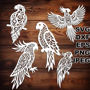 Puede incluir: Diseños de loros blancos cortados con láser en varias poses, incluido uno con las alas extendidas, sobre un fondo de vetas de madera marrón. Los diseños presentan patrones intrincados. El texto a la derecha dice: SVG, DXF, EPS, PNG, JPEG.