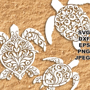 Puede incluir: Tres tortugas marinas blancas en silueta con intrincados diseños florales sobre un fondo arenoso. Las tortugas están mirando en diferentes direcciones y tienen un estilo de corte.