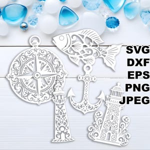 Op de afbeelding: Een set van vijf witte, ingewikkeld ontworpen SVG-snijbestanden met een kompas, anker, vuurtoren en vis. De bestanden zijn gelabeld met de bestandstypen: SVG, DXF, EPS, PNG en JPEG.