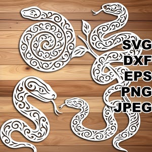 Może przedstawiać: Białe, dekoracyjne wzory węży w różnych pozach, ze skomplikowanymi wzorami zwojów. Obraz zawiera tekst "SVG, DXF, EPS, PNG, JPEG" w kolorze czarnym, wskazujący formaty plików. Na tle słojów drewna.