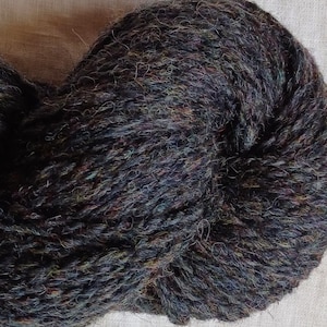 Filato di lana per lavorare a maglia. Filato multicolore grigio scuro tinto a mano di alta qualità. Filato di lanolina naturale.