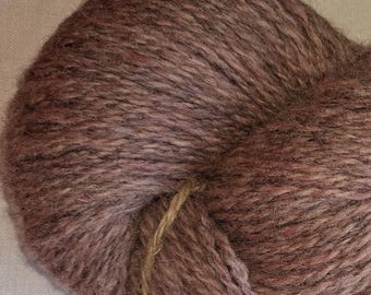 Hilo de lana de tweed rosa antiguo, rico en lanolina, peso fino