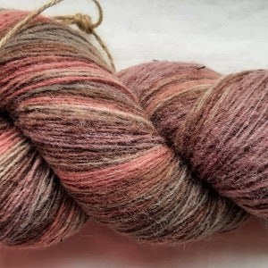 Filato di lana per lavorare a maglia, filato multicolore di alta qualità, marrone, rosa, a righe, tonalità pastello. Filato di lana con lanolina naturale.