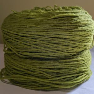 Filato di lana per maglieria. Filato di lana non filata verde oliva di alta qualità. Filato di lana naturale al 100%.