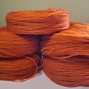 Filato di lana per maglieria. Filato di lana arancione grezzo di alta qualità. Filato di lana naturale al 100%.
