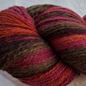 Hilo de lana para tejer, hilo de lana de rayas multicolor de alta calidad en rojo frambuesa, gris verdoso. Hilo de lanolina natural.