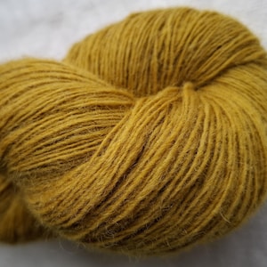 Filato di lana per maglieria, Filato di lana merino 100% giallo di alta qualità. Filato di lanolina naturale.