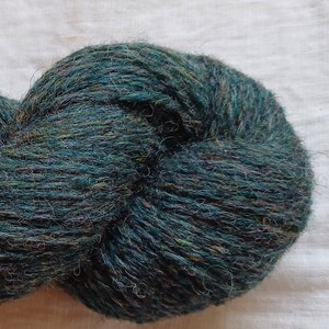 Filato di lana per maglieria. Filato multicolore tinto a mano verde scuro di alta qualità. Filato di lanolina naturale.