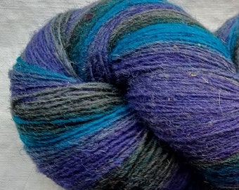 Hilo de lana para tejer. Hilo multicolor de alta calidad, con rayas moradas y negras. Hilo de lana de lanolina natural.