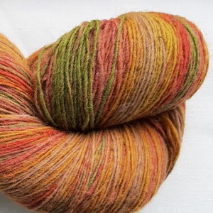 Filato di lana per lavorare a maglia, filato di lana di alta qualità a righe multicolor arancioni, verdi e rosse. Filato di lanolina naturale.