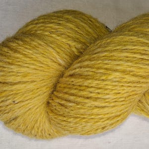 Filato di lana per lavorare a maglia, Filato di lana giallo miele di tiglio di alta qualità. Filato di lanolina naturale.