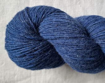 Hilo azul 100 % lana. Hilo de lanolina natural.