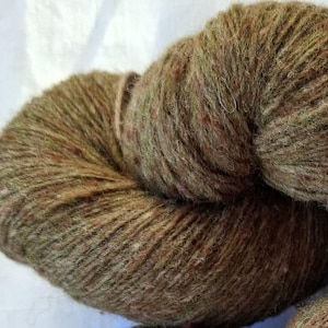 Filato di lana per maglieria, filato tweed di lana 100% di alta qualità, color verde militare e marrone. Filato di lanolina naturale.