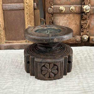 Indischer antiker handgemachter hölzerner Seeder-Kerzenhalter mit braunem poliertem handgeschnitztem Haus- und Wohndekor Vintage Planter Antique Table Decor