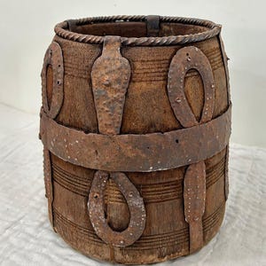 Vintage alte Holz Dekor indischen Stammes-Topf Natürliche Oberfläche Mana Pot Antike zurückgefordert Holz Topf mit Eisen-Inlay Rustikal Tisch Dekor Wohnkultur
