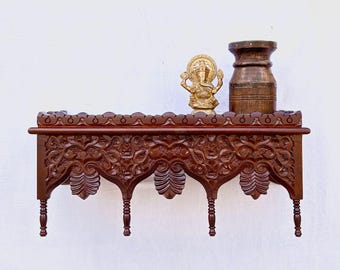 Handsnidad vägghylla i mangoträ – Utsmyckad heminredning i vintagestil, honungsfinish