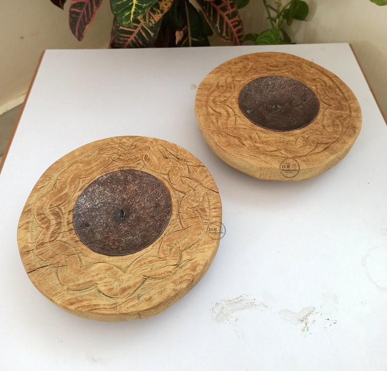 Set di 2 portacandele rotondi intagliati a mano in legno indiano antico per decorazioni da tavola / portacandele vintage / arte indiana / portacandele immagine 2
