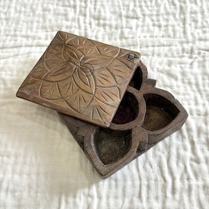 Hölzerne antike handgemachte alte Sindor-Box hölzerne dekorative Box Vintage-Dekor Küche Gewürzbox indische Kunst Wohnkultur seltene Gegenstände