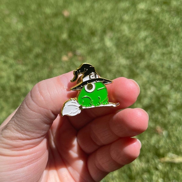 Witch frog kawaii pin, frog on a broom enamel pin, frog enamel pin, enamel frog pin, kawaii frog brooch