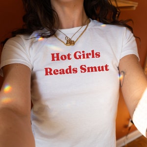 Hot Girls Reads Smut Baby Tee Y2K Cropped Top Downtown Girl Ironic Shirt Funny Crop Top 90s Slogan Graphic Tshirt