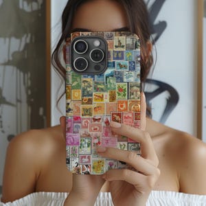 Funda para teléfono con collage de sellos postales vintage, funda resistente con sellos retro para iPhone 16, 15, 14, 13 y 12 Pro Max, Pixel 9, 8, 7, S25, S24 y S23, funda colorida imagen 3
