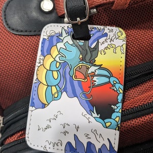 Etiqueta de equipaje de GYARADOS ANIME para viajeros/Etiqueta de equipaje de Pokémon premium con estampado moderno de Gyarados Sunset para amantes del anime/Etiqueta de maleta genial