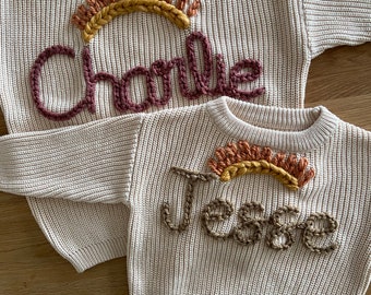 Personalisierter bestickter Babypullover mit kleinem Design