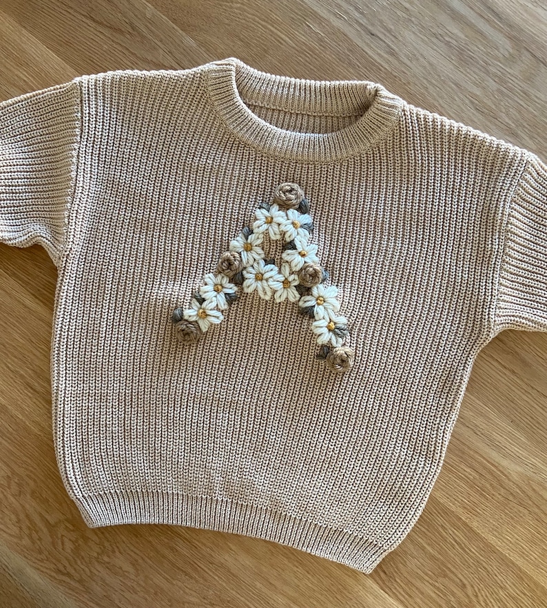 Personalized embroidered initial baby jumpers zdjęcie 2