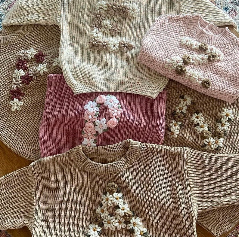 Personalized embroidered initial baby jumpers zdjęcie 1