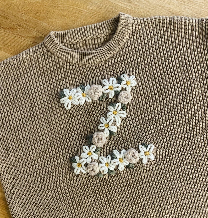 Personalized embroidered initial baby jumpers zdjęcie 6