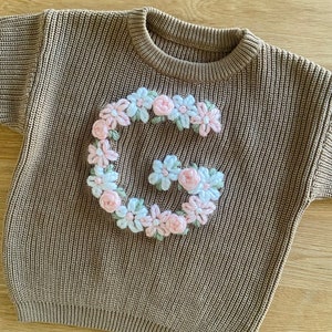Personalized embroidered initial baby jumpers zdjęcie 4