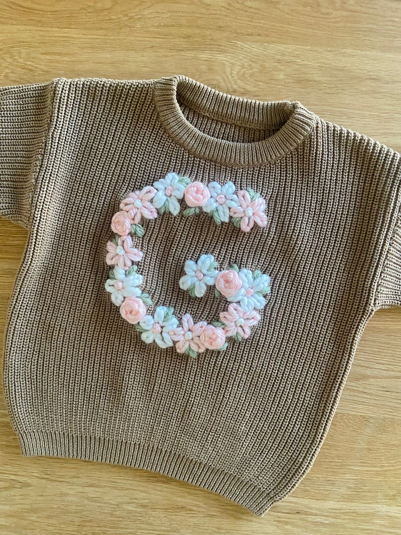 Personalized embroidered initial baby jumpers zdjęcie 4