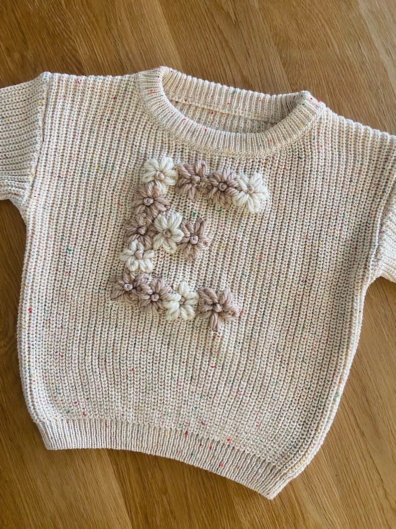 Personalized embroidered initial baby jumpers zdjęcie 5