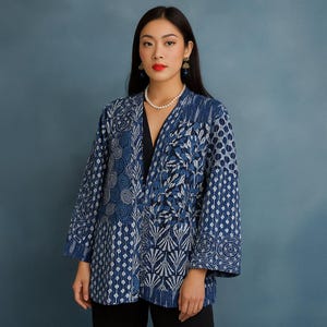 Blaue Patchwork Kantha Jacke: Handgenähter gesteppter Mantel mit Blumenmuster