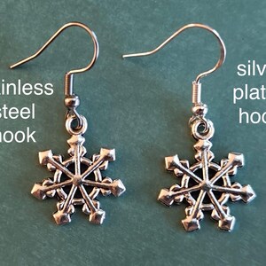 Peut inclure: Une paire de boucles d'oreilles en forme de flocon de neige avec des crochets en argent plaqu&eacute; et des crochets en acier inoxydable.