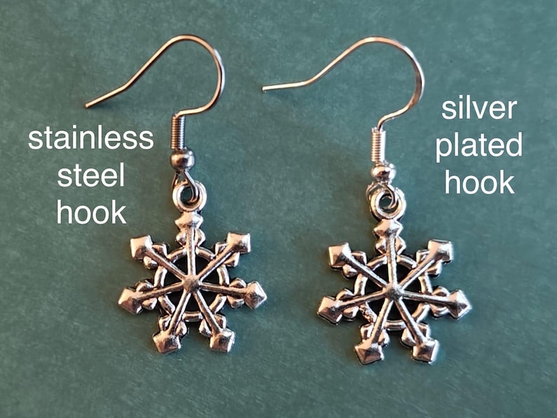 Peut inclure: Une paire de boucles d'oreilles en forme de flocon de neige avec des crochets en argent plaqu&eacute; et des crochets en acier inoxydable.