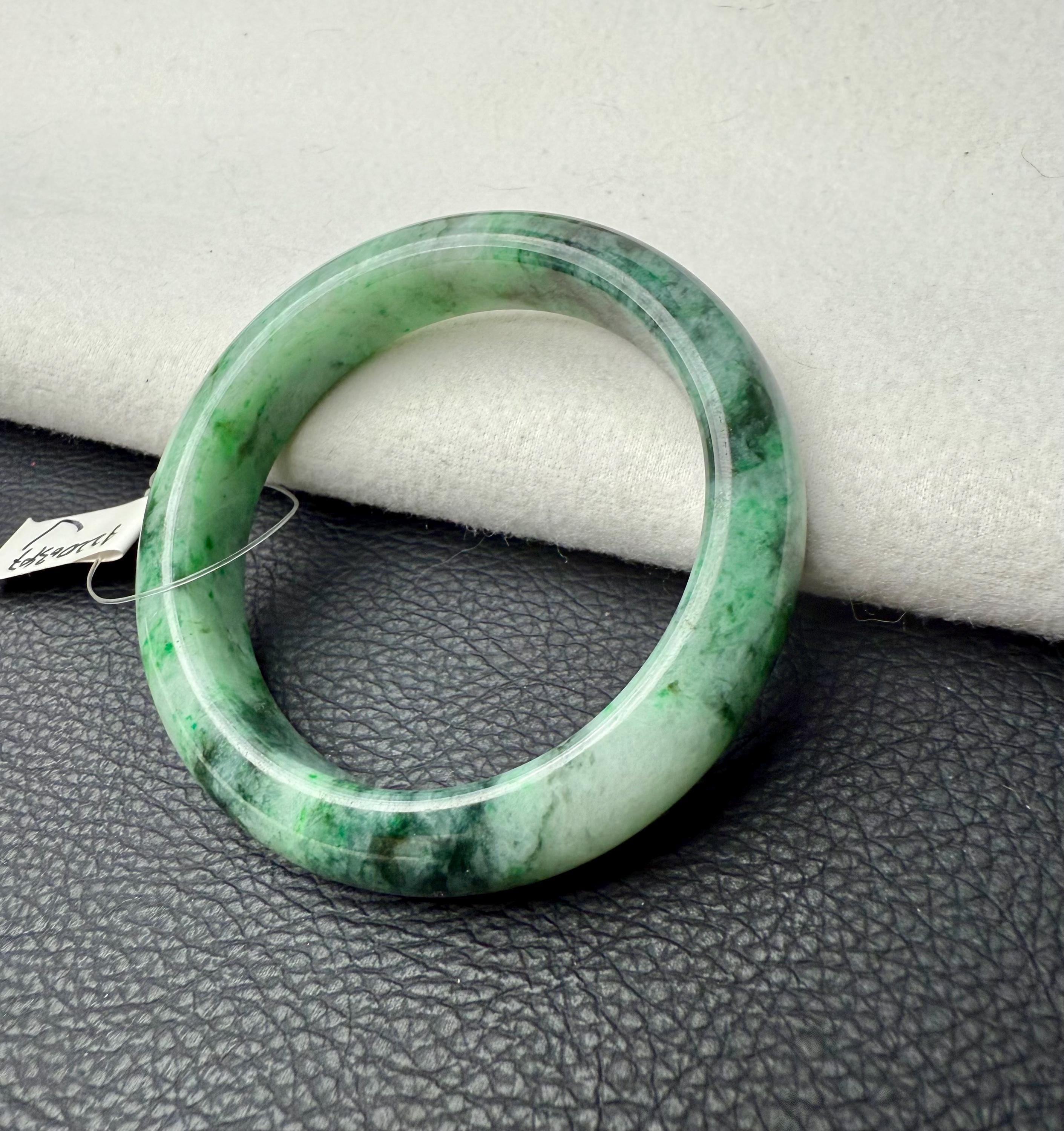 52.5 mm フルーツグリーン翡翠バングル、ダークグリーンの浮き模様付き