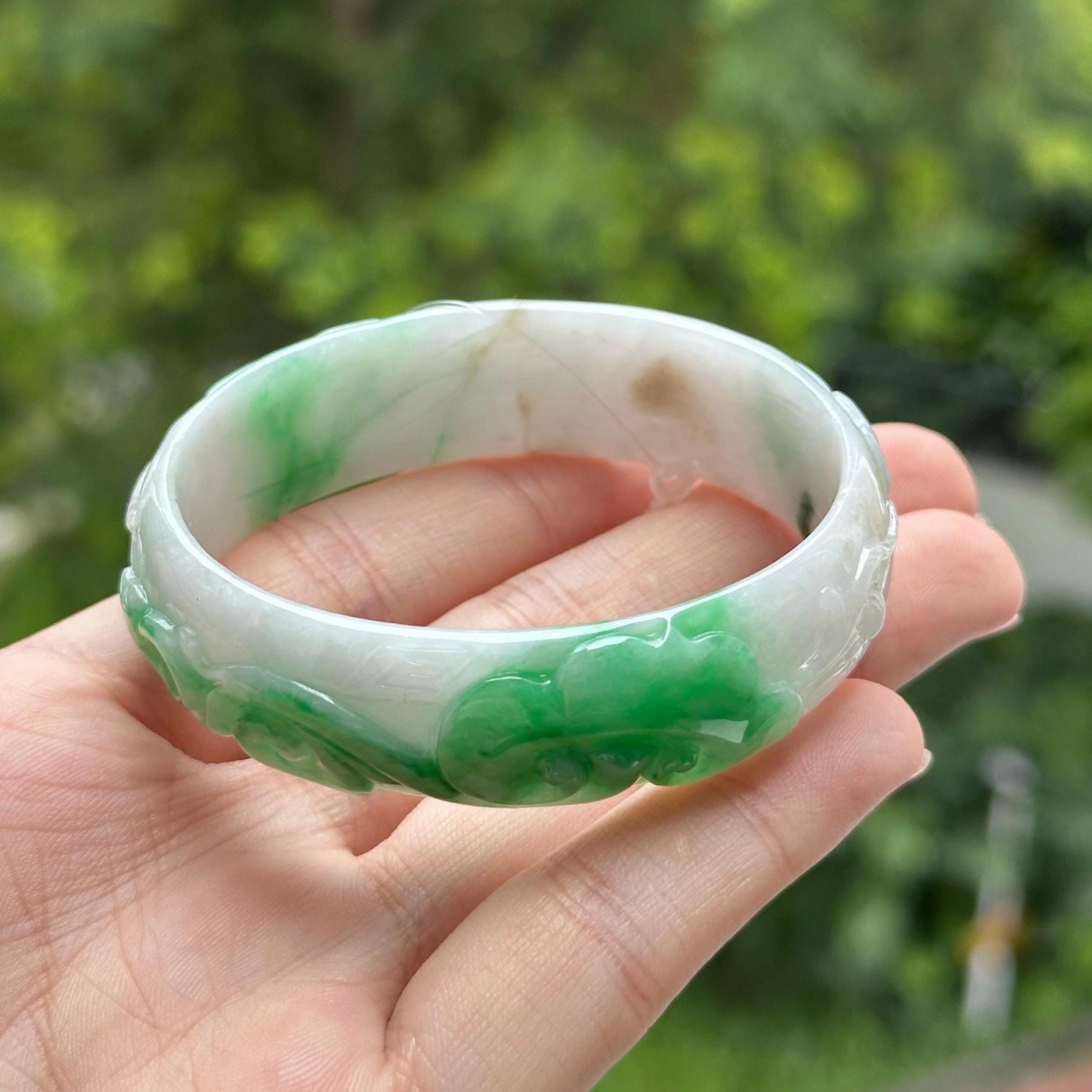 吉兆雲彫刻オーバルバングル 55.6 mm タイプA ビルマ翡翠 鮮やかな