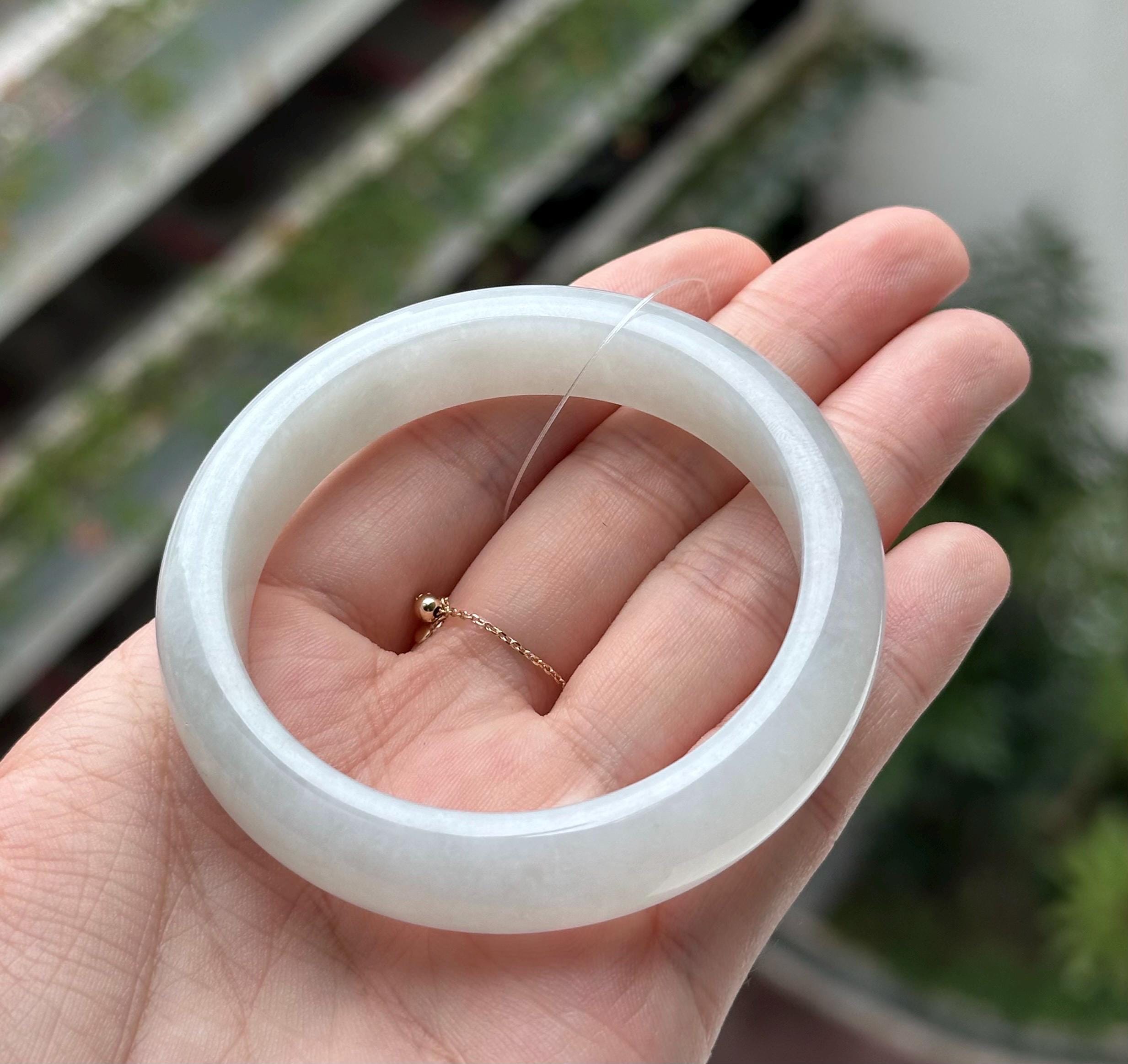 55.1 mm の絶妙な翡翠バングル – 「ホワイト ムーンライト」ヌオアイス
