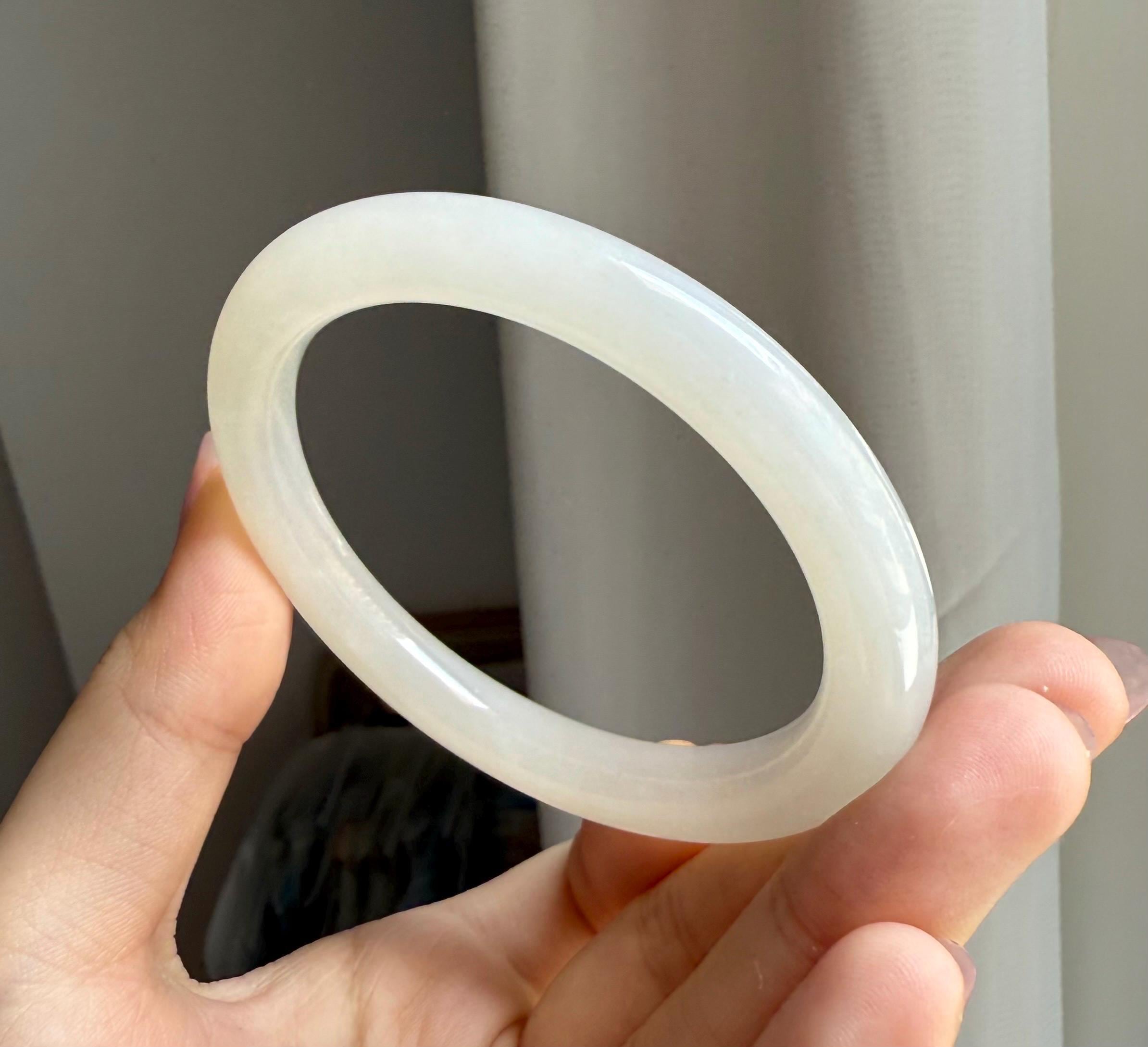 翡翠 彫刻入り バングル 超貴重 ネフライト 内径の直径は6.2cm 翡翠